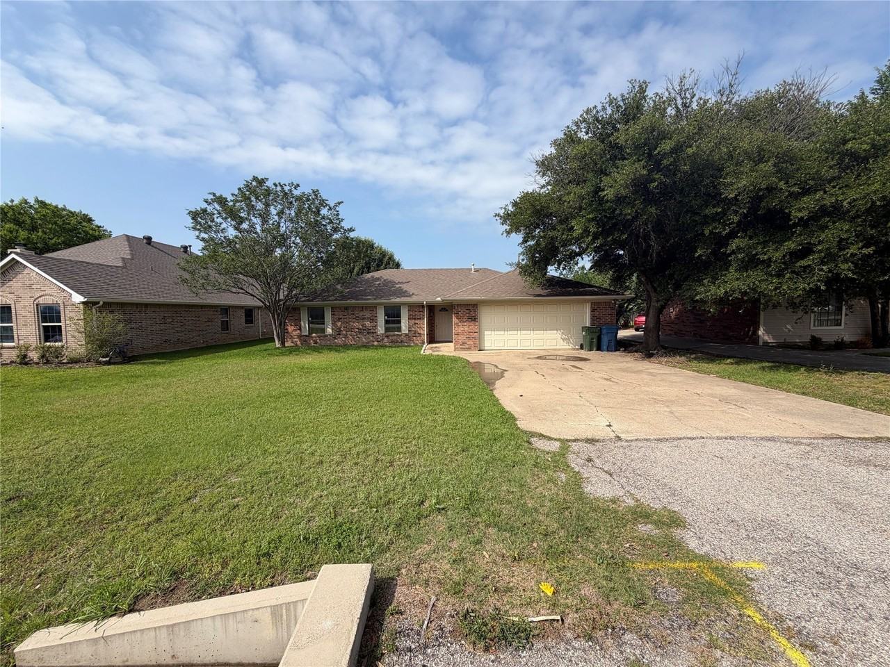 305 Lois St - Photo 2 of 20