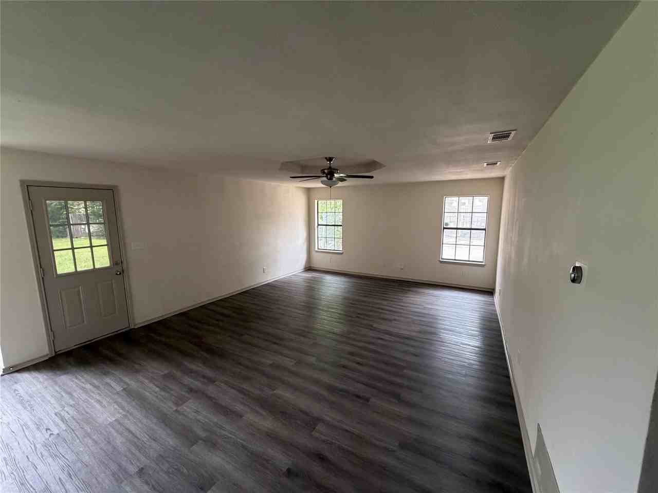 305 Lois St - Photo 3 of 20