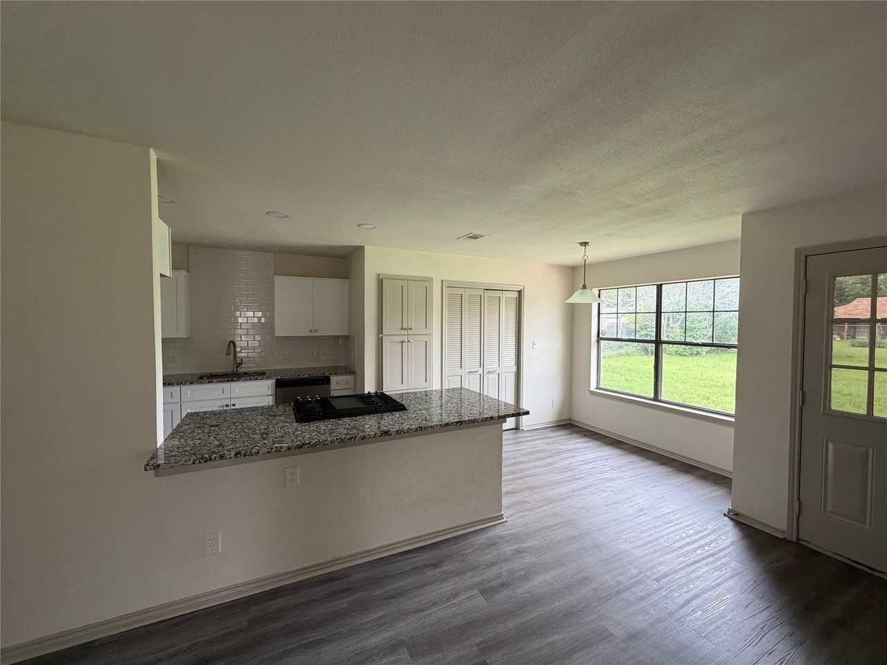305 Lois St - Photo 4 of 20