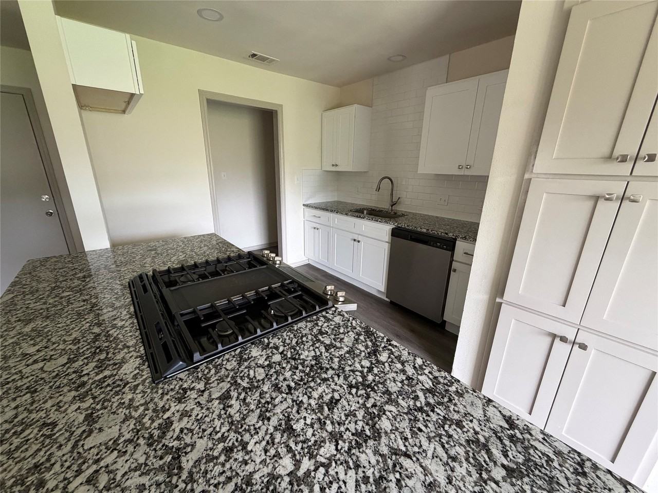 305 Lois St - Photo 5 of 20