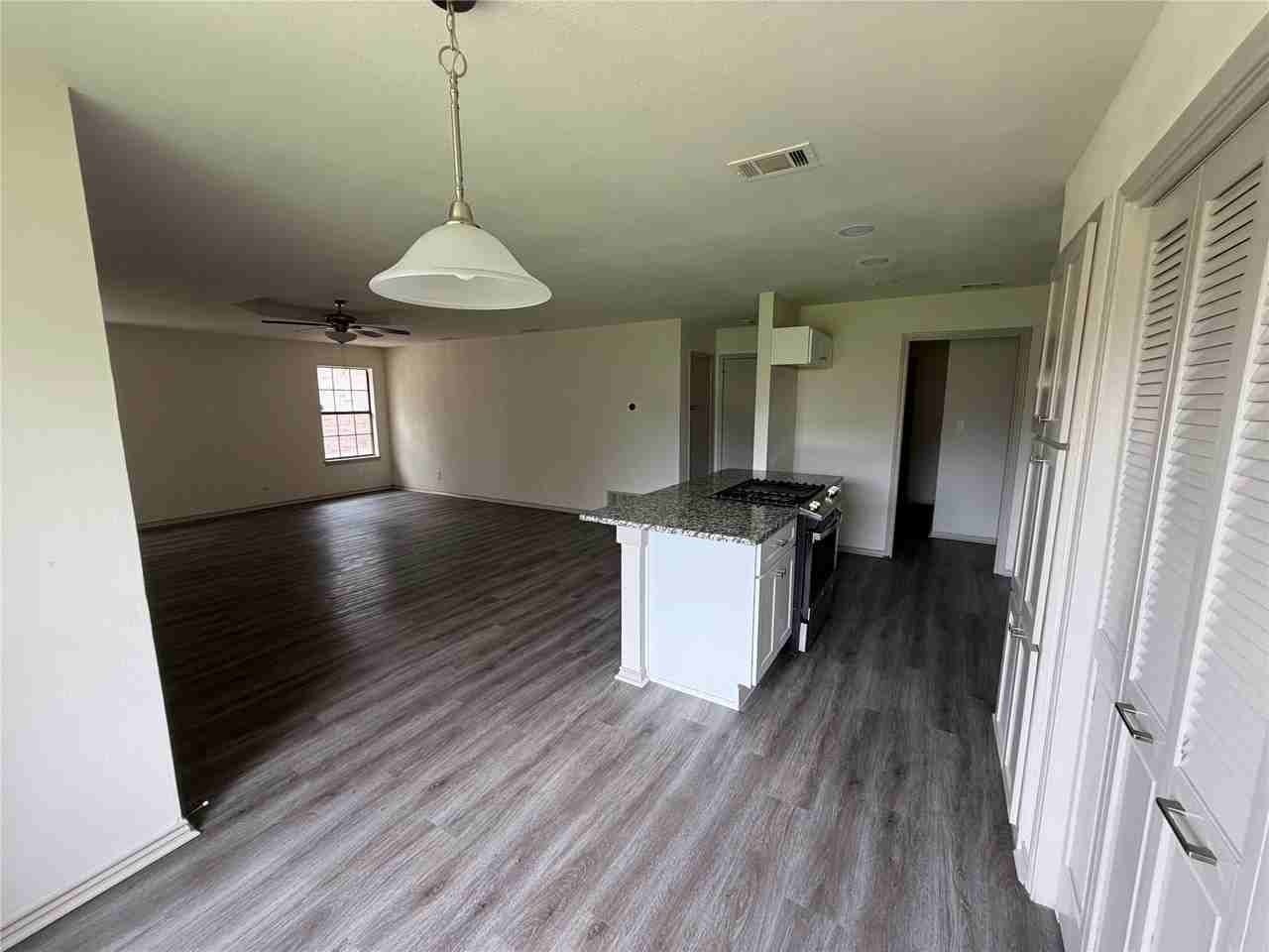 305 Lois St - Photo 6 of 20