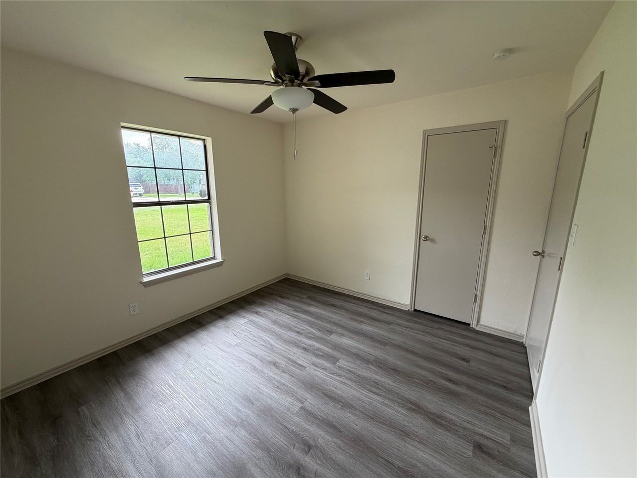 305 Lois St - Photo 7 of 20
