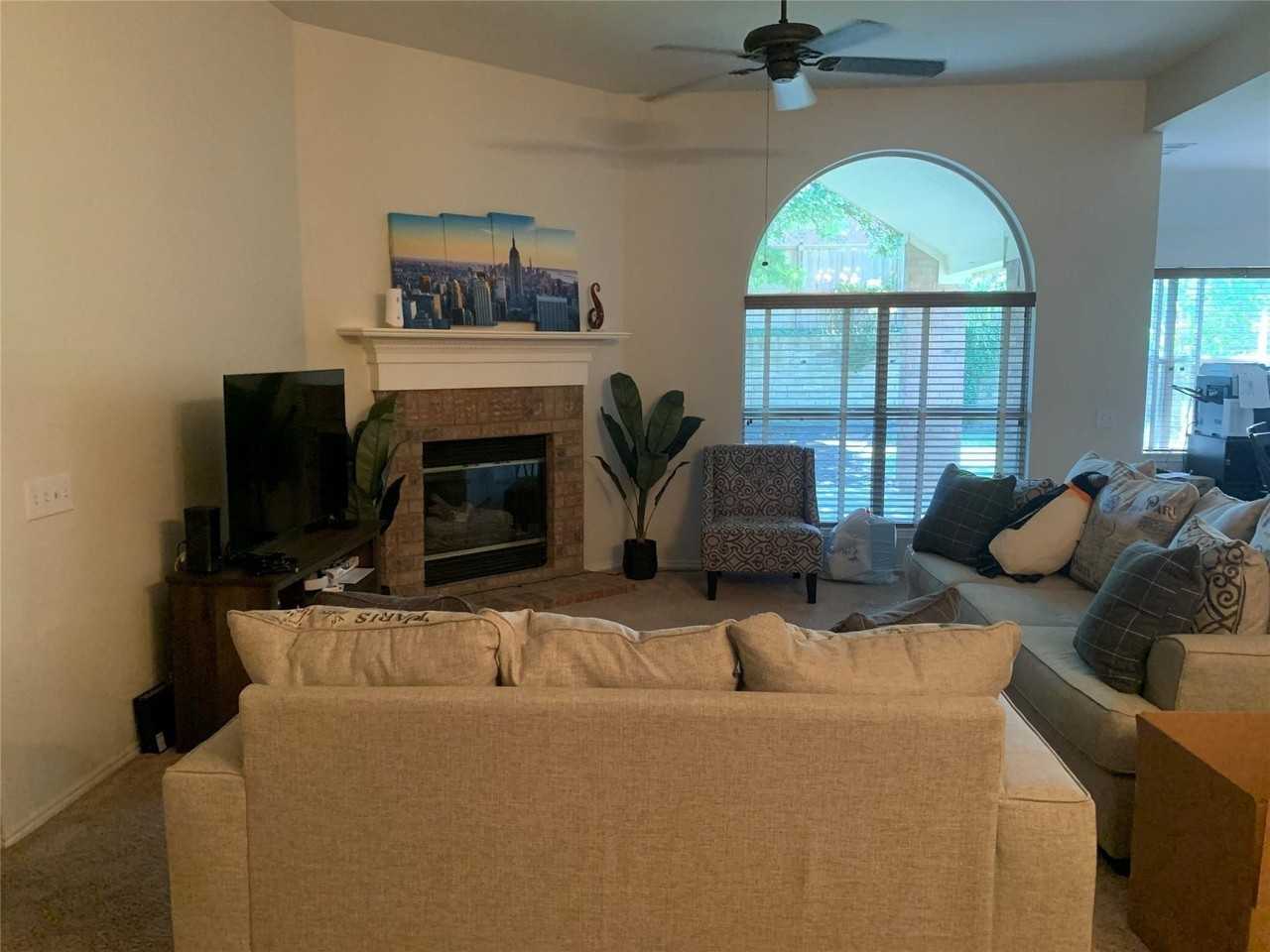 2501 Spring Dr - Photo 2 of 10