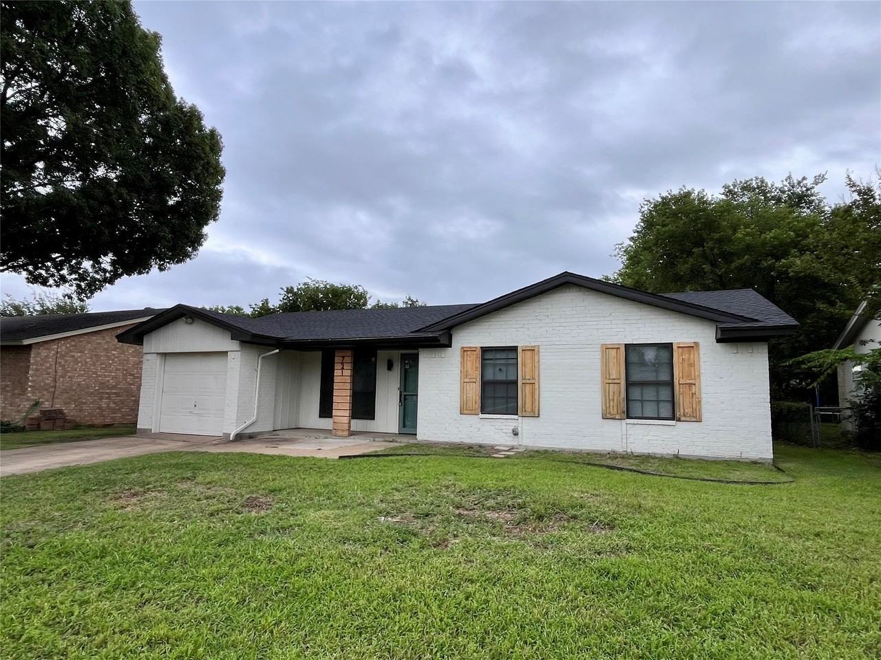 721 Lisa Ln - Photo 2 of 36