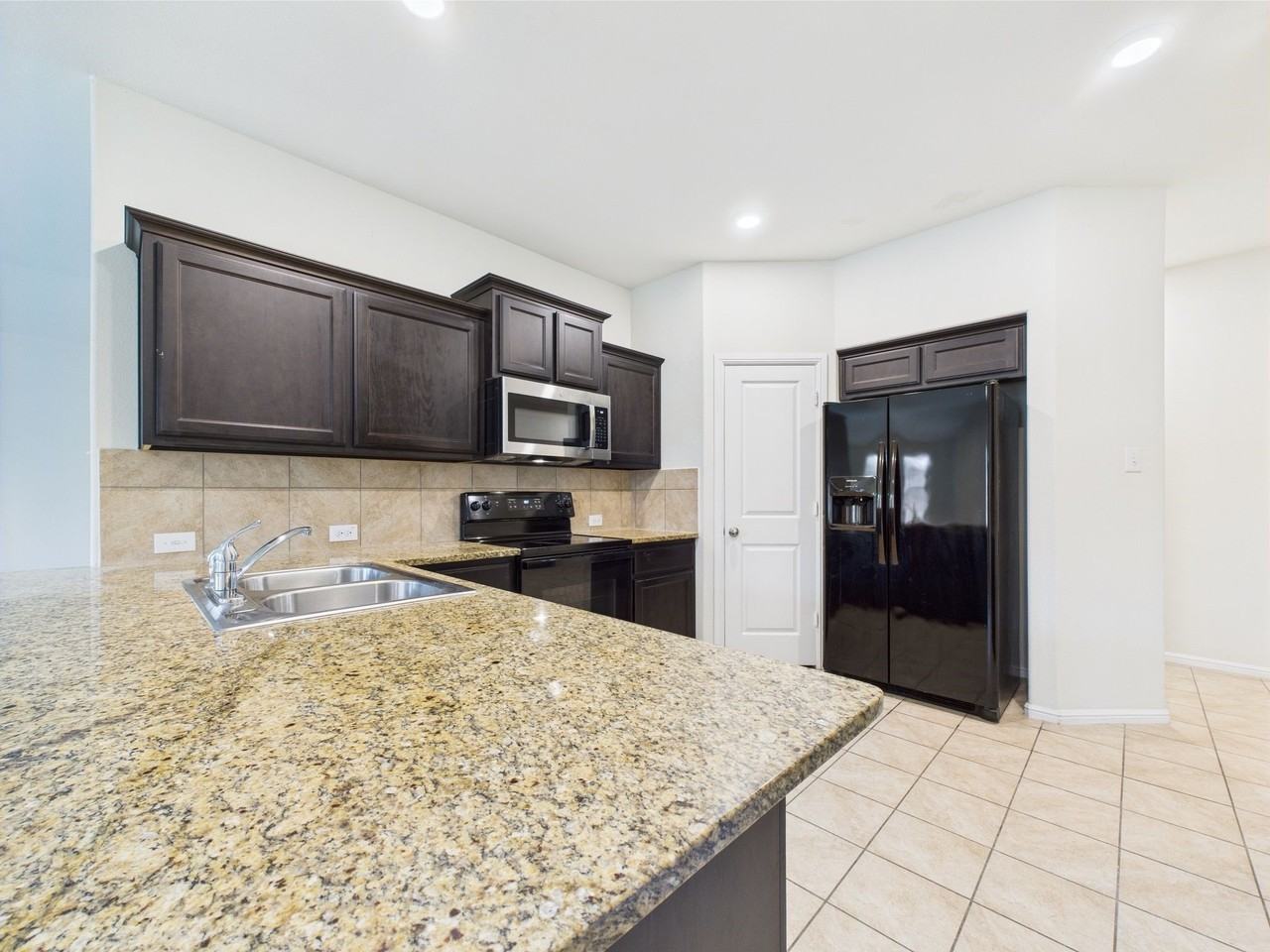 9345 Herringbone Dr - Photo 7 of 38
