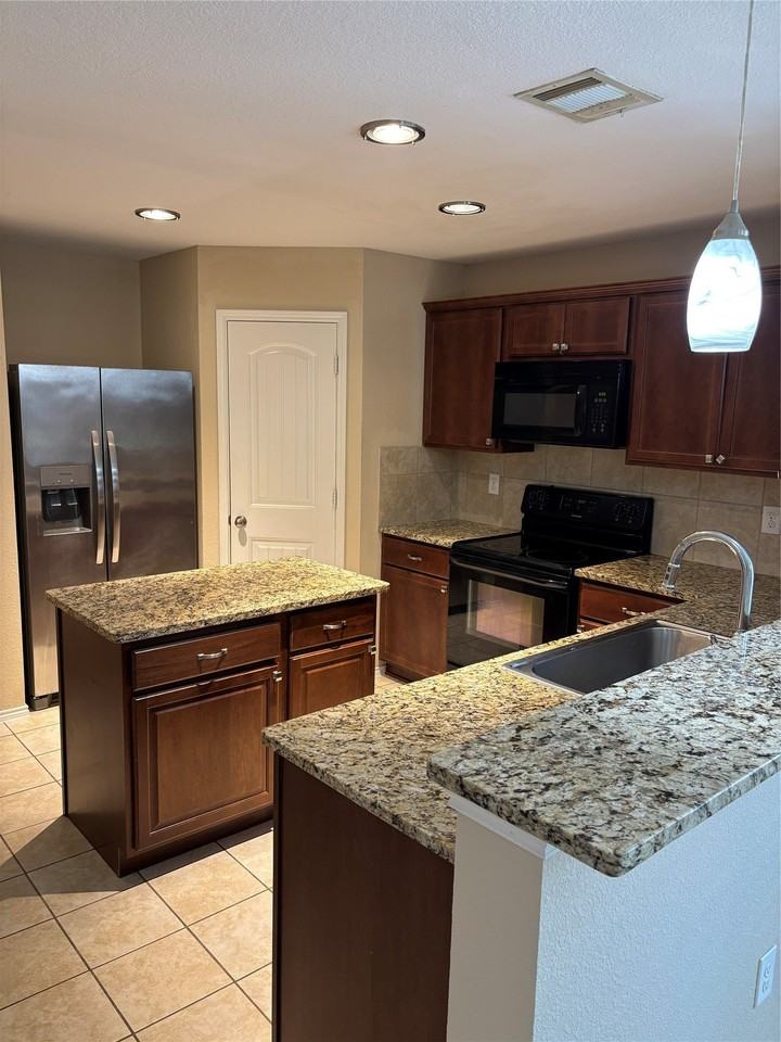 2047 Enchanted Rock Dr - Photo 3 of 18