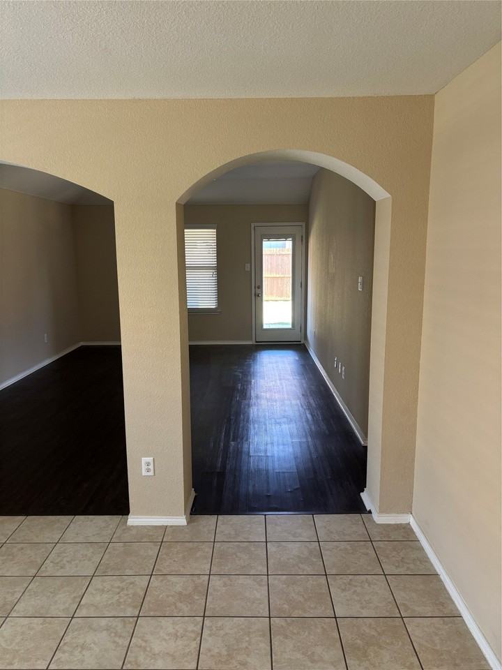 2047 Enchanted Rock Dr - Photo 4 of 18