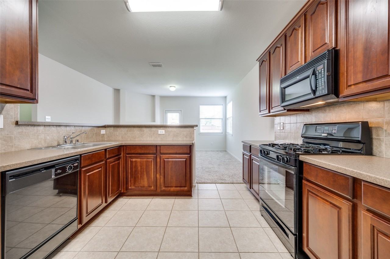 1405 Hazelwood Dr - Photo 5 of 12