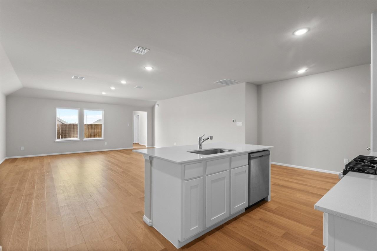 1928 Laurel Park Ln - Photo 6 of 23
