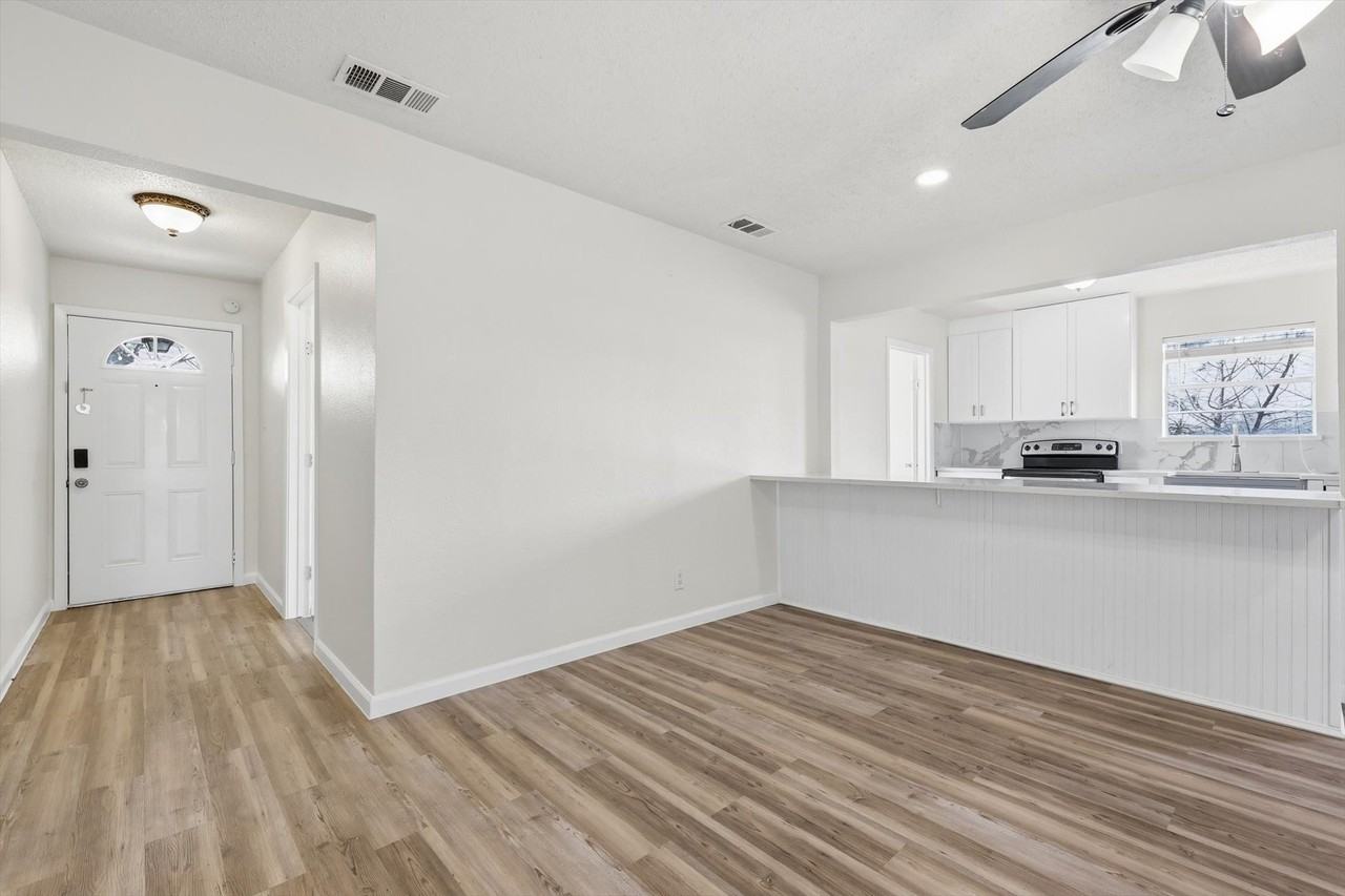 3913 Hickox Rd - Photo 4 of 32
