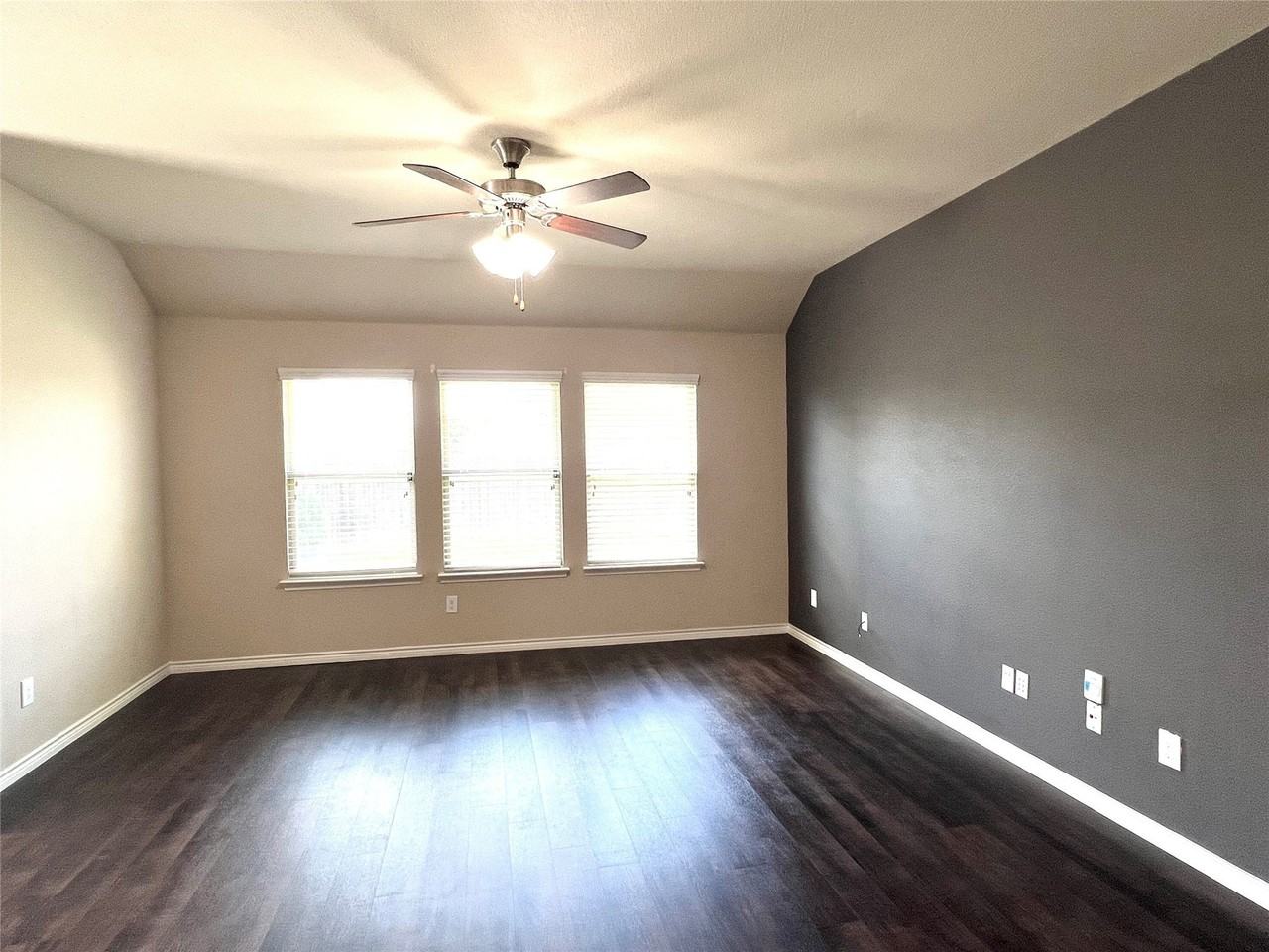 569 Kara Dr - Photo 3 of 20
