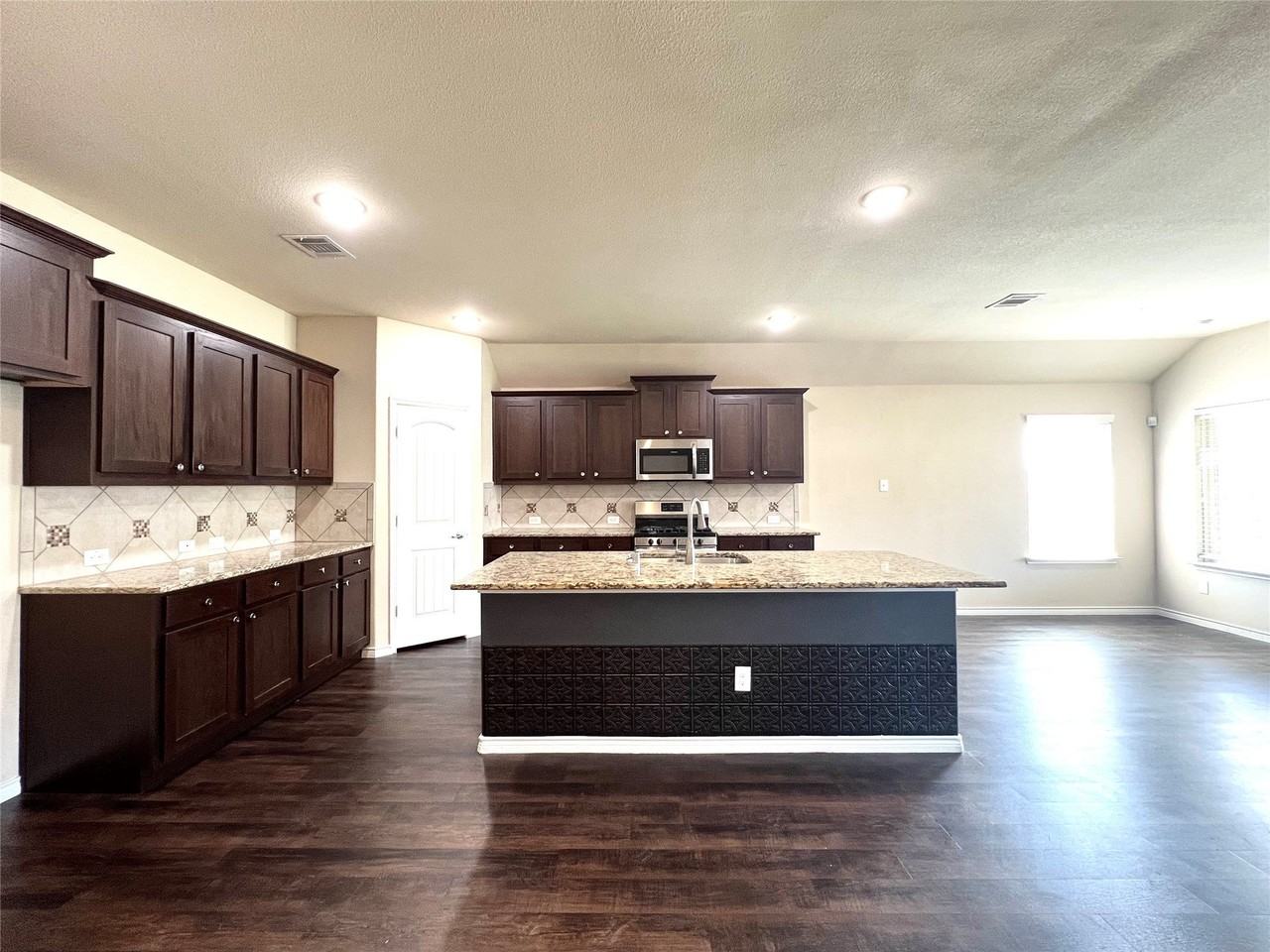 569 Kara Dr - Photo 4 of 20