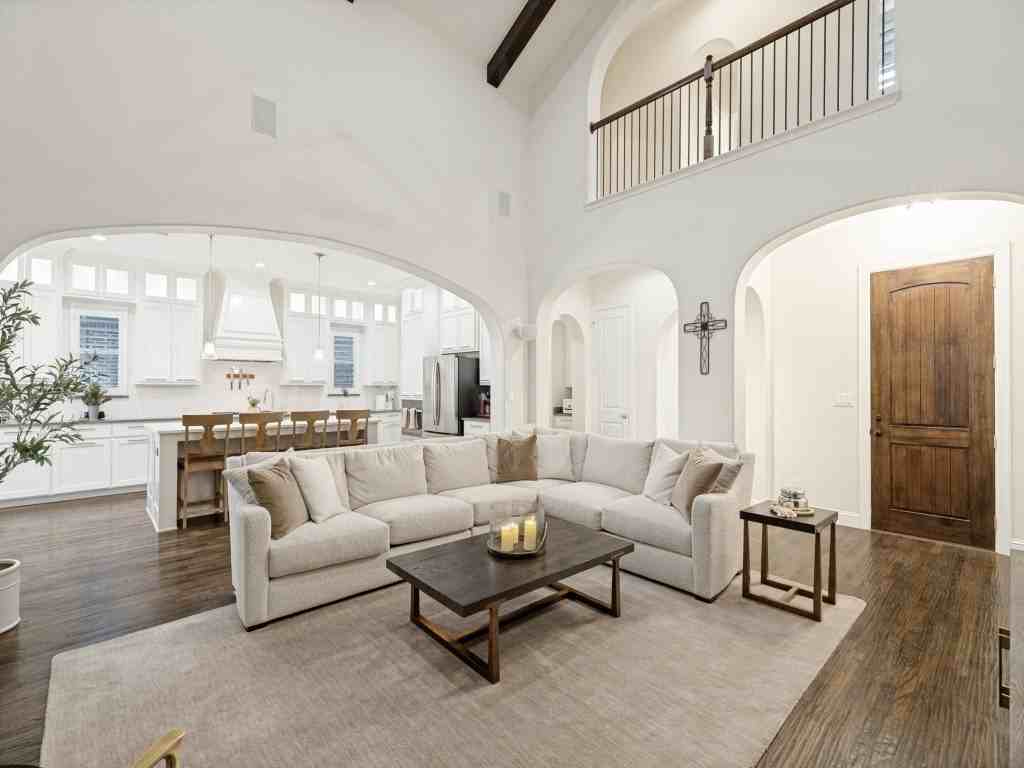 3702 Mesquite Ct - Photo 4 of 37
