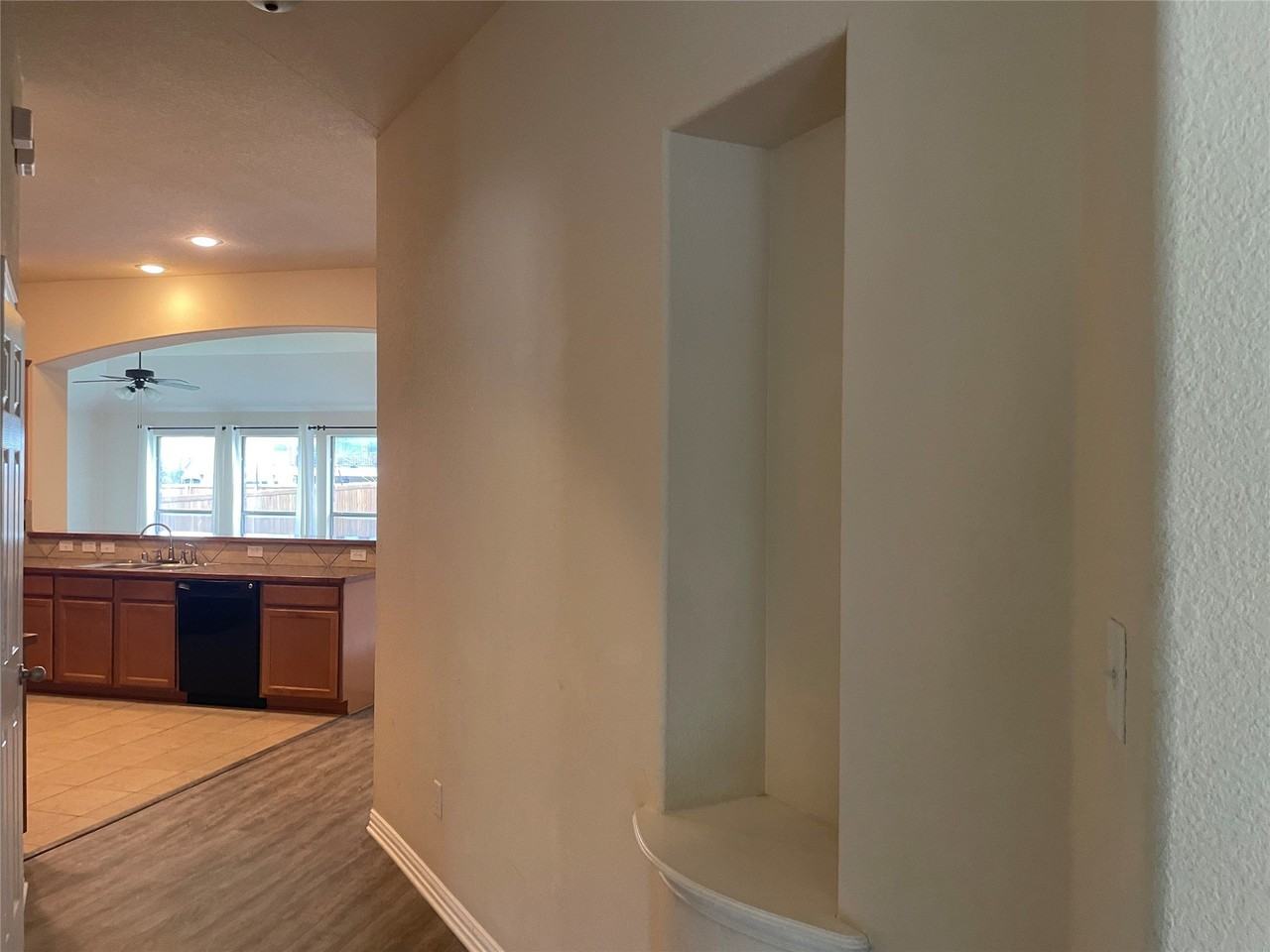421 Brighton St - Photo 5 of 26