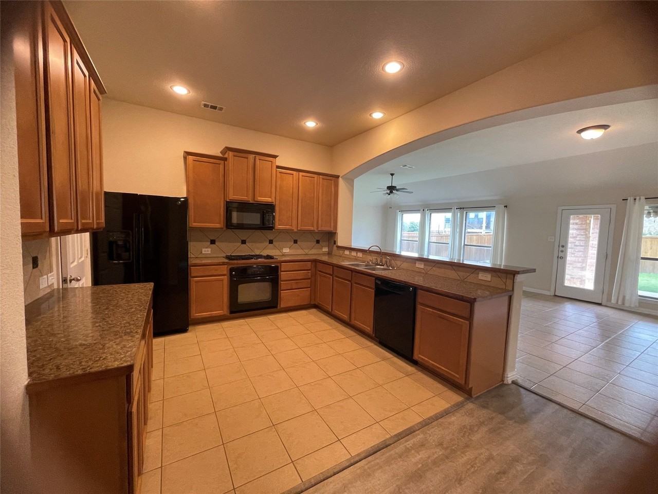 421 Brighton St - Photo 6 of 26