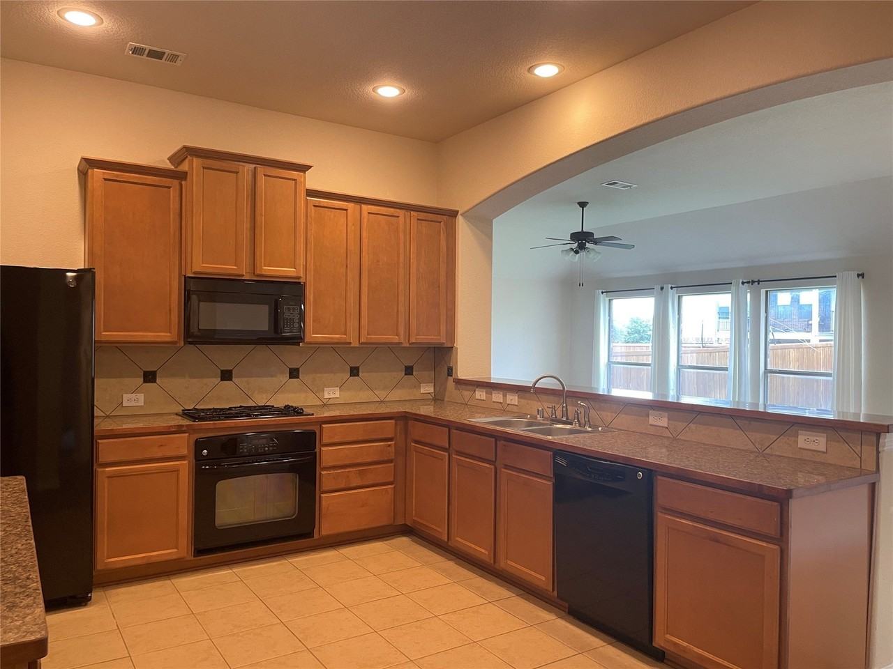 421 Brighton St - Photo 7 of 26