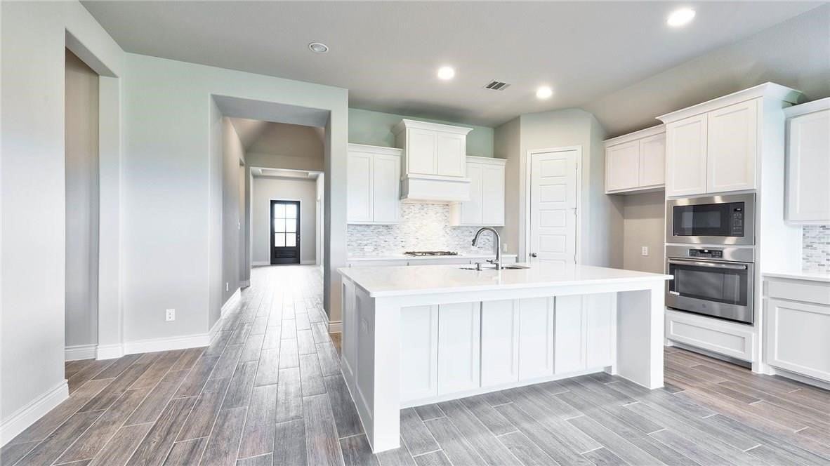 1730 Holmwood Dr - Photo 3 of 12
