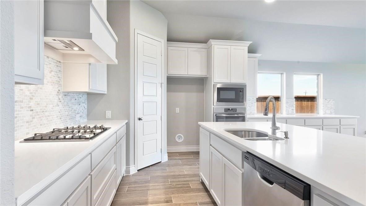1730 Holmwood Dr - Photo 4 of 12