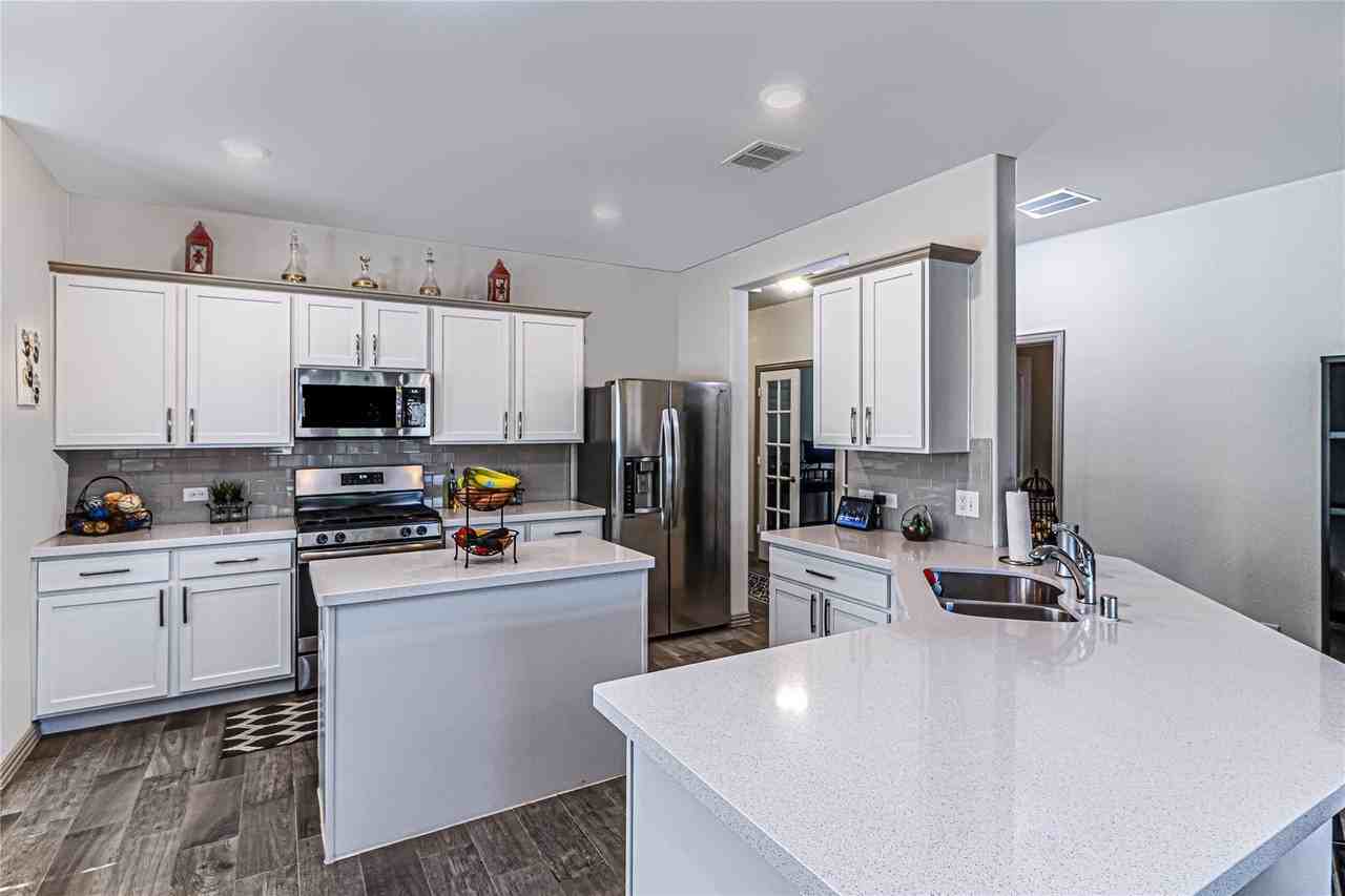 917 Rosewood St - Photo 7 of 17