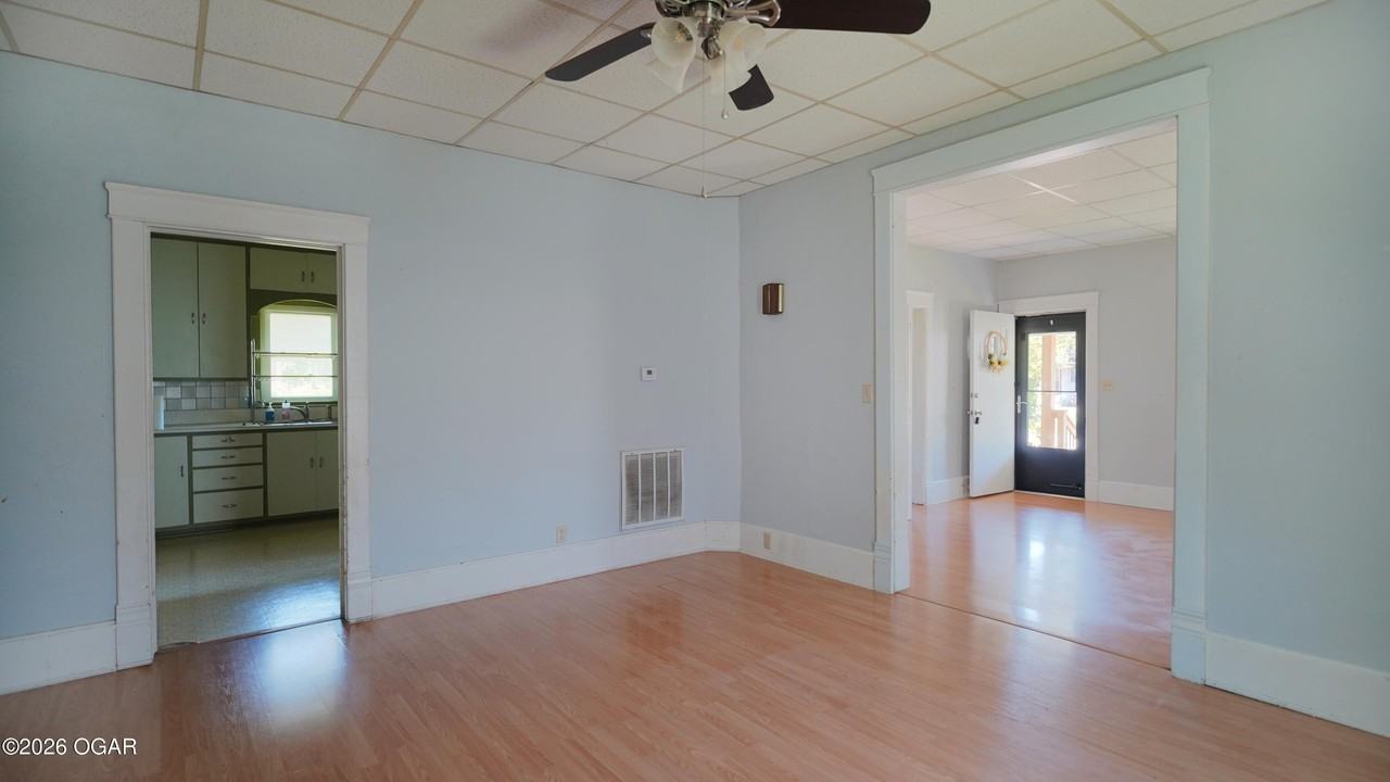 716 W 2nd St - Photo 4 of 12