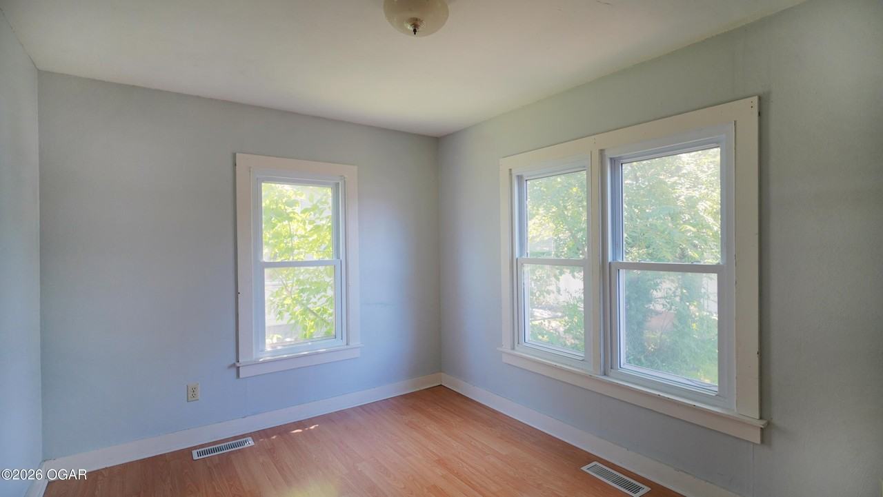 716 W 2nd St - Photo 5 of 12