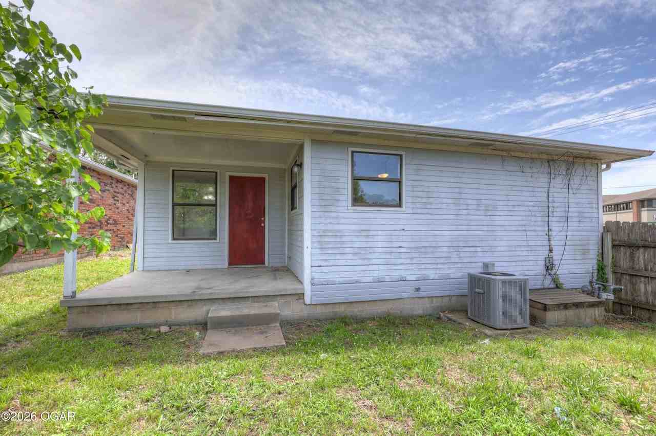 729 W 31st Ter - Photo 3 of 24