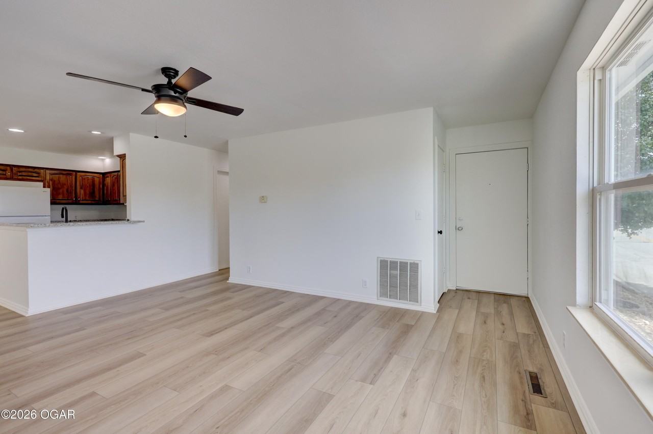 729 W 31st Ter - Photo 5 of 24