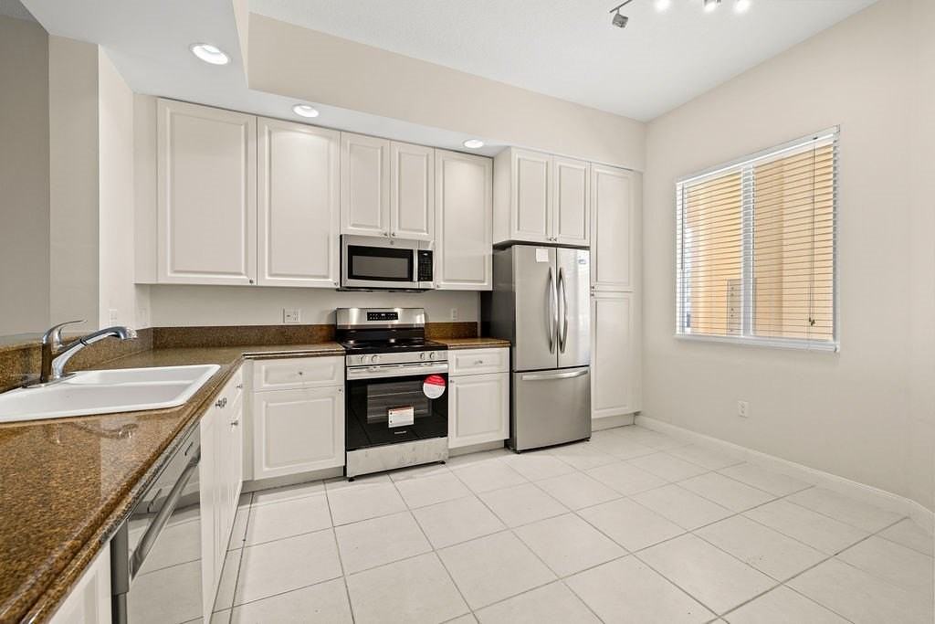 17 Harbour Isle Dr W #103 - Photo 3 of 36