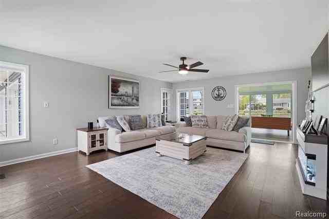 2299 Kingston St - Photo 5 of 44