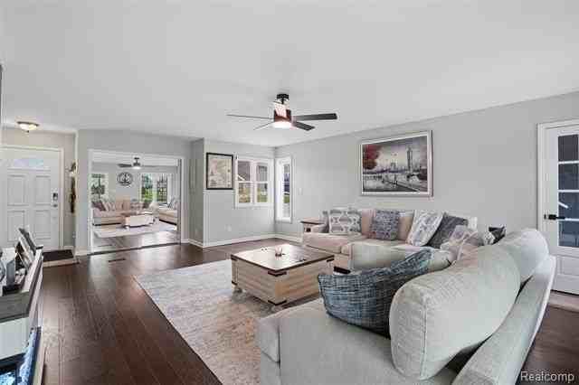 2299 Kingston St - Photo 7 of 44