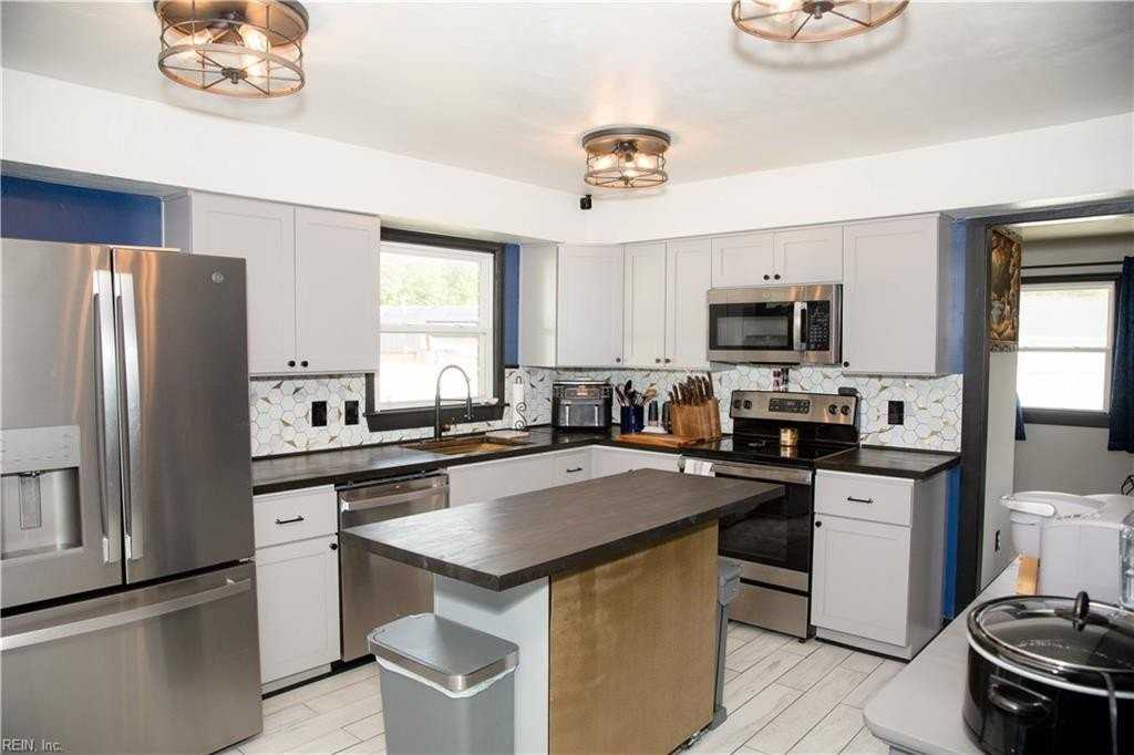 7 Lake Forest Ct - Photo 3 of 20