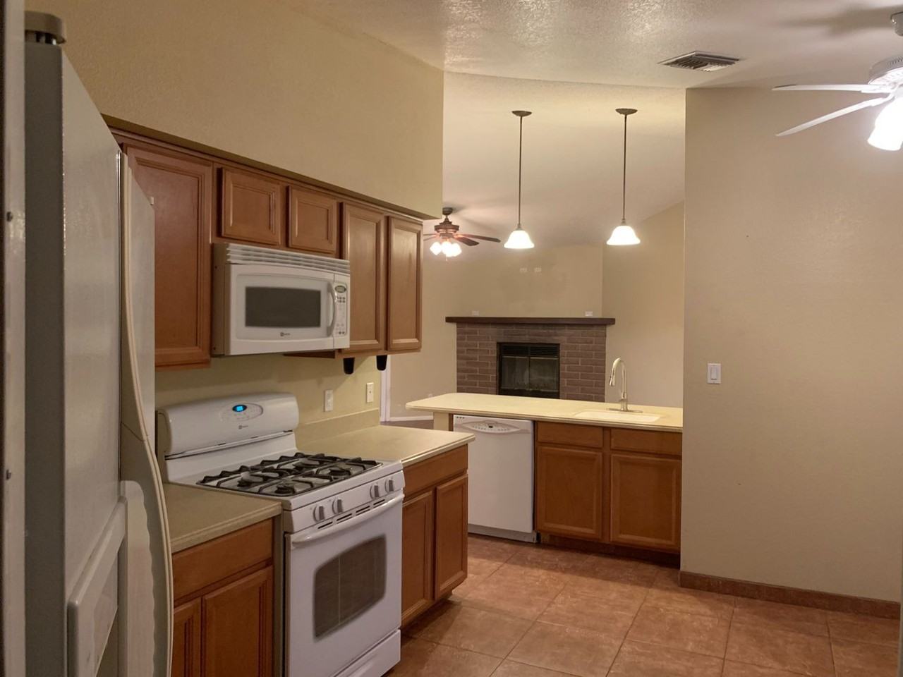 2220 Iris Dr - Photo 5 of 16