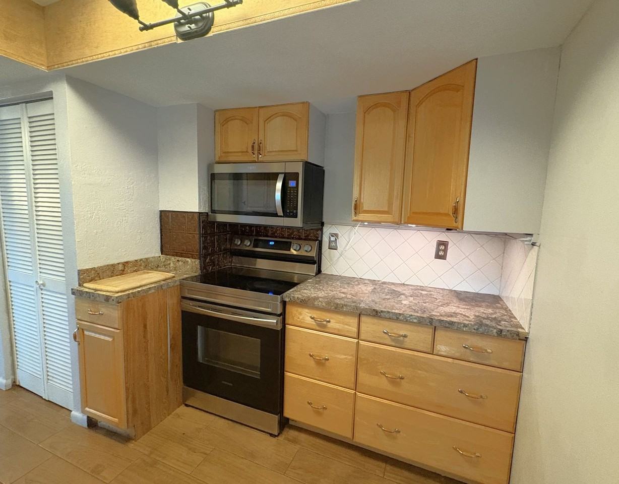 2211 Hardey St - Photo 6 of 18