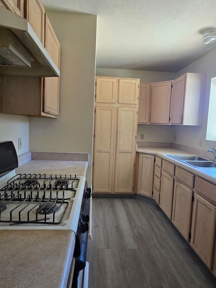 805 Saguaro St - Photo 6 of 14