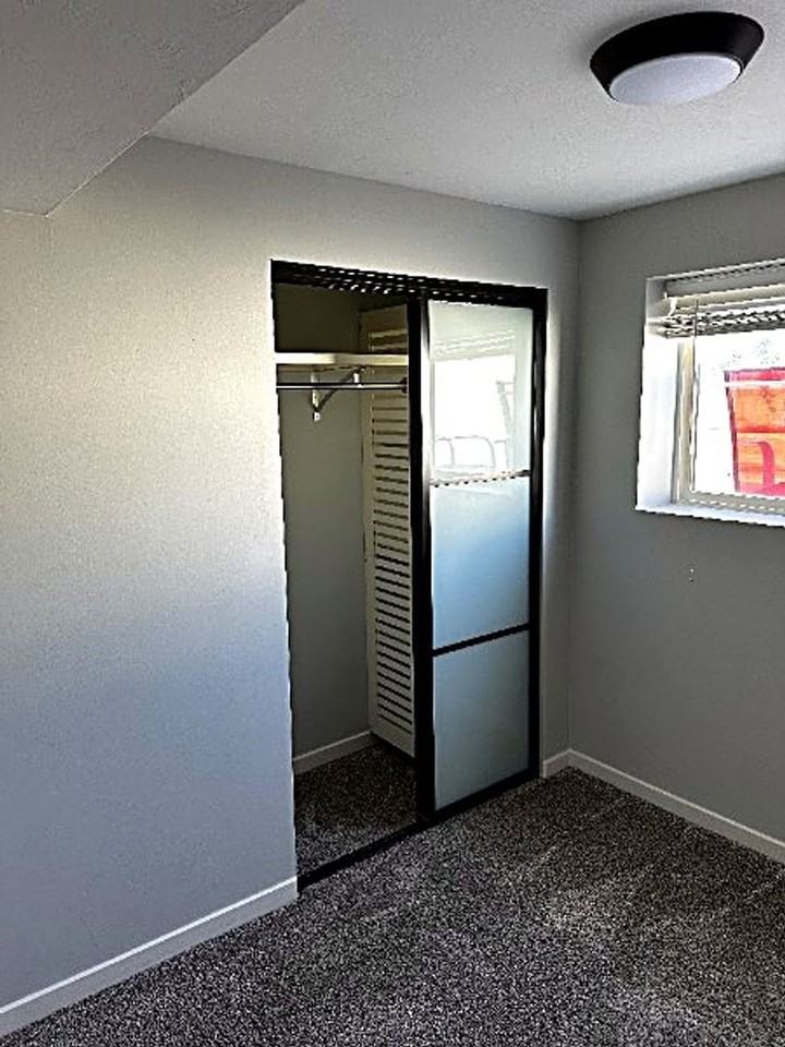 1102 E Sleepy Hollow Ln - Photo 6 of 27