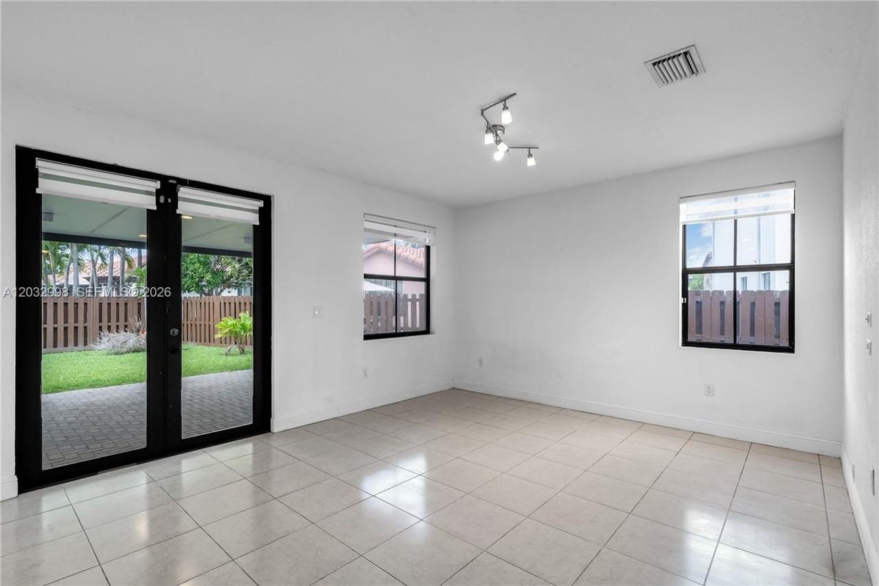9925 Nw 10th St - Photo 4 of 21