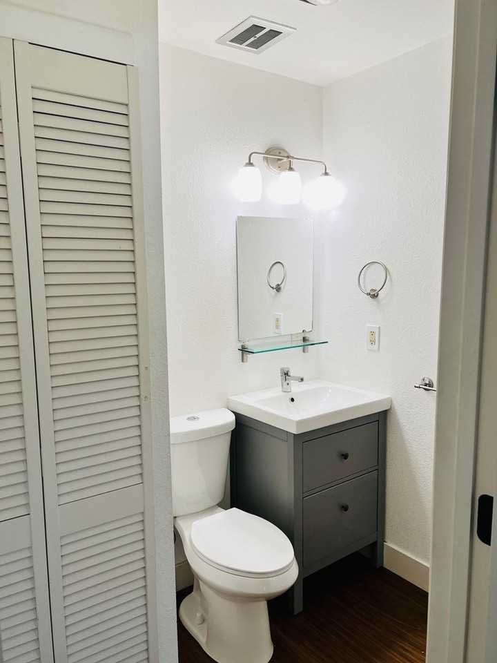 8725 Se 11th Ave - Photo 5 of 7