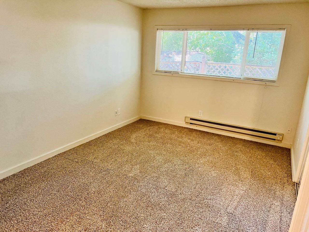 8725 Se 11th Ave - Photo 6 of 7