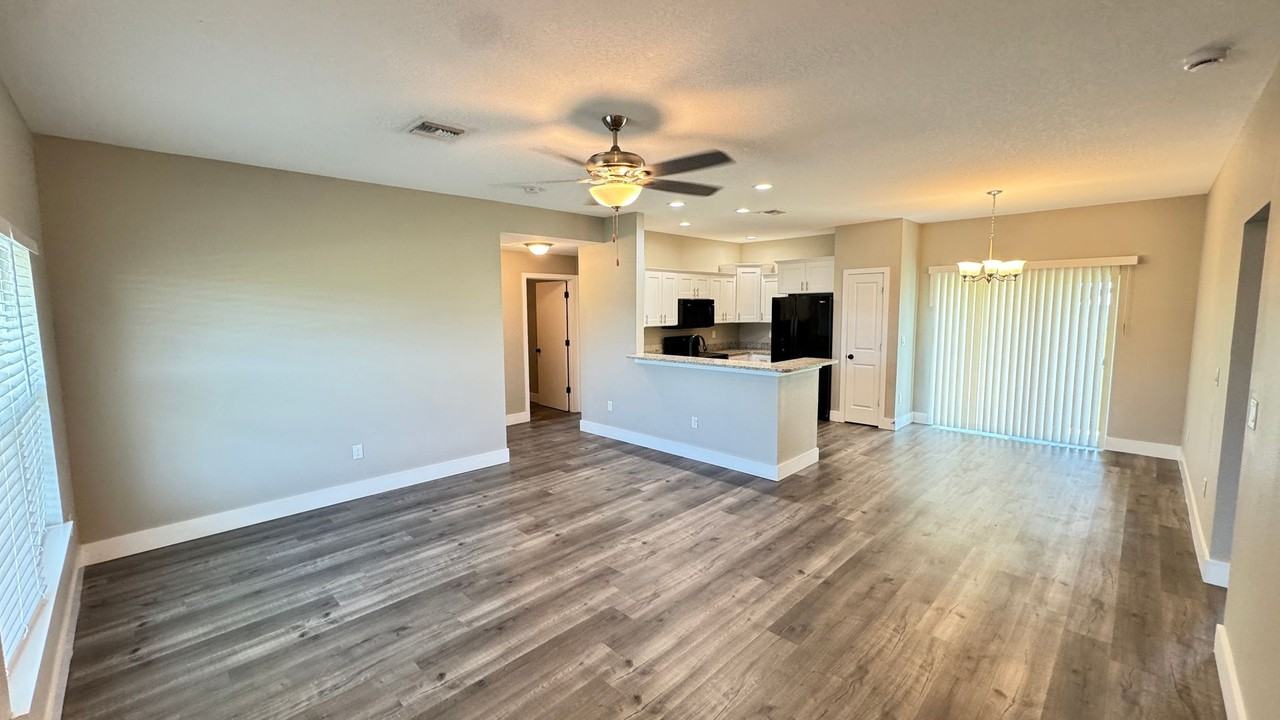 8833 Hampshire Dr - Photo 3 of 34
