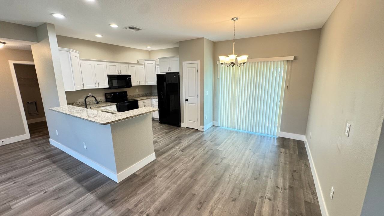 8833 Hampshire Dr - Photo 4 of 34