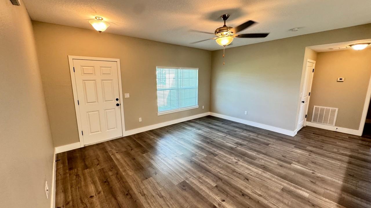 8833 Hampshire Dr - Photo 5 of 34