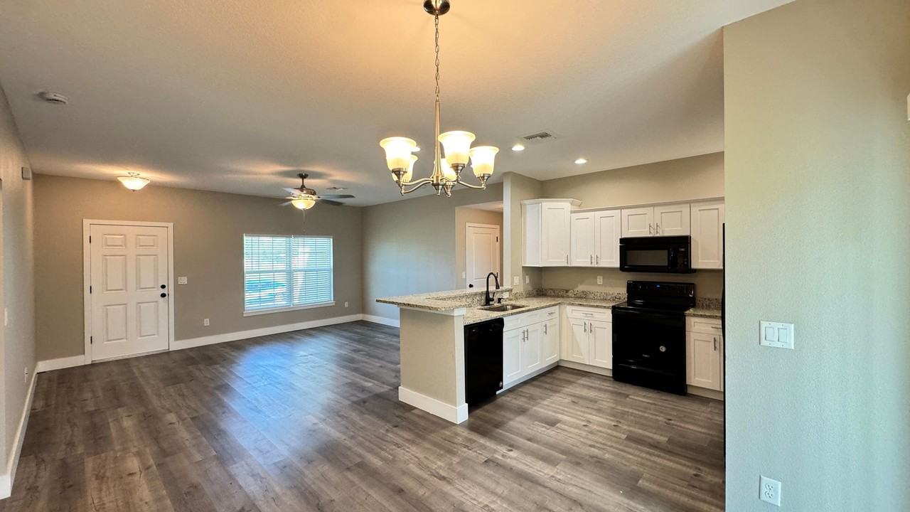 8833 Hampshire Dr - Photo 6 of 34