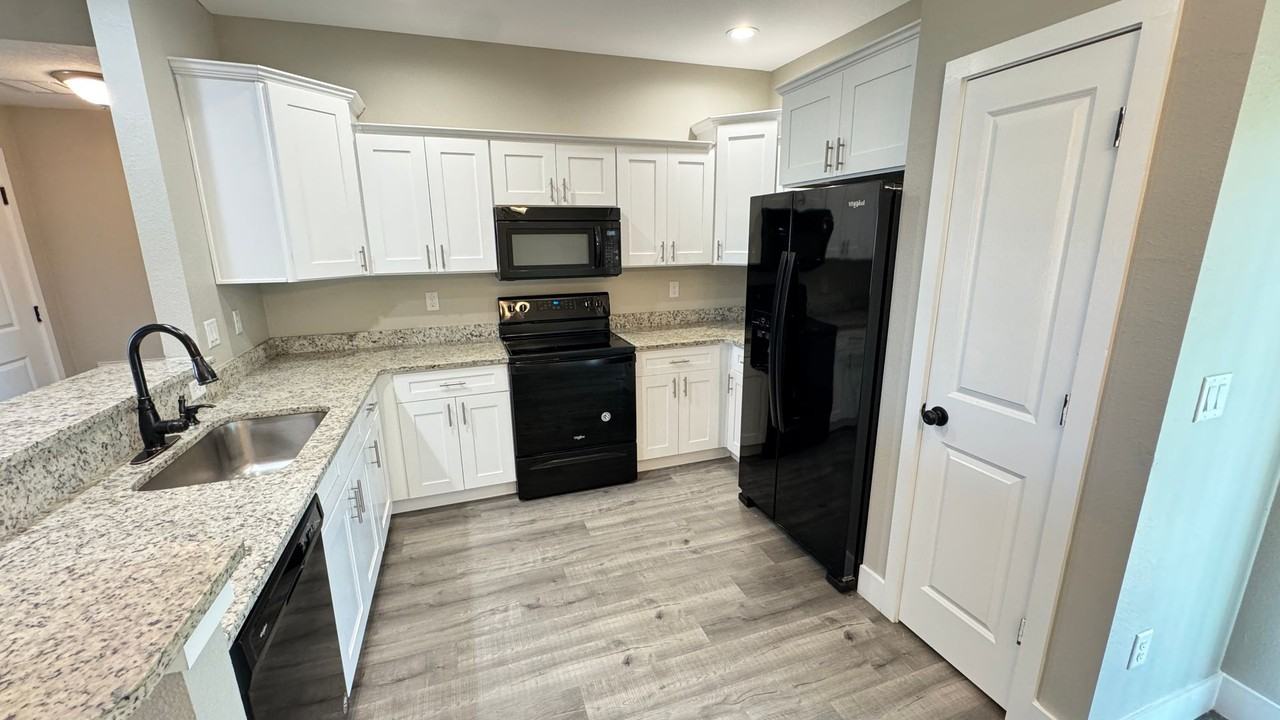 8833 Hampshire Dr - Photo 7 of 34