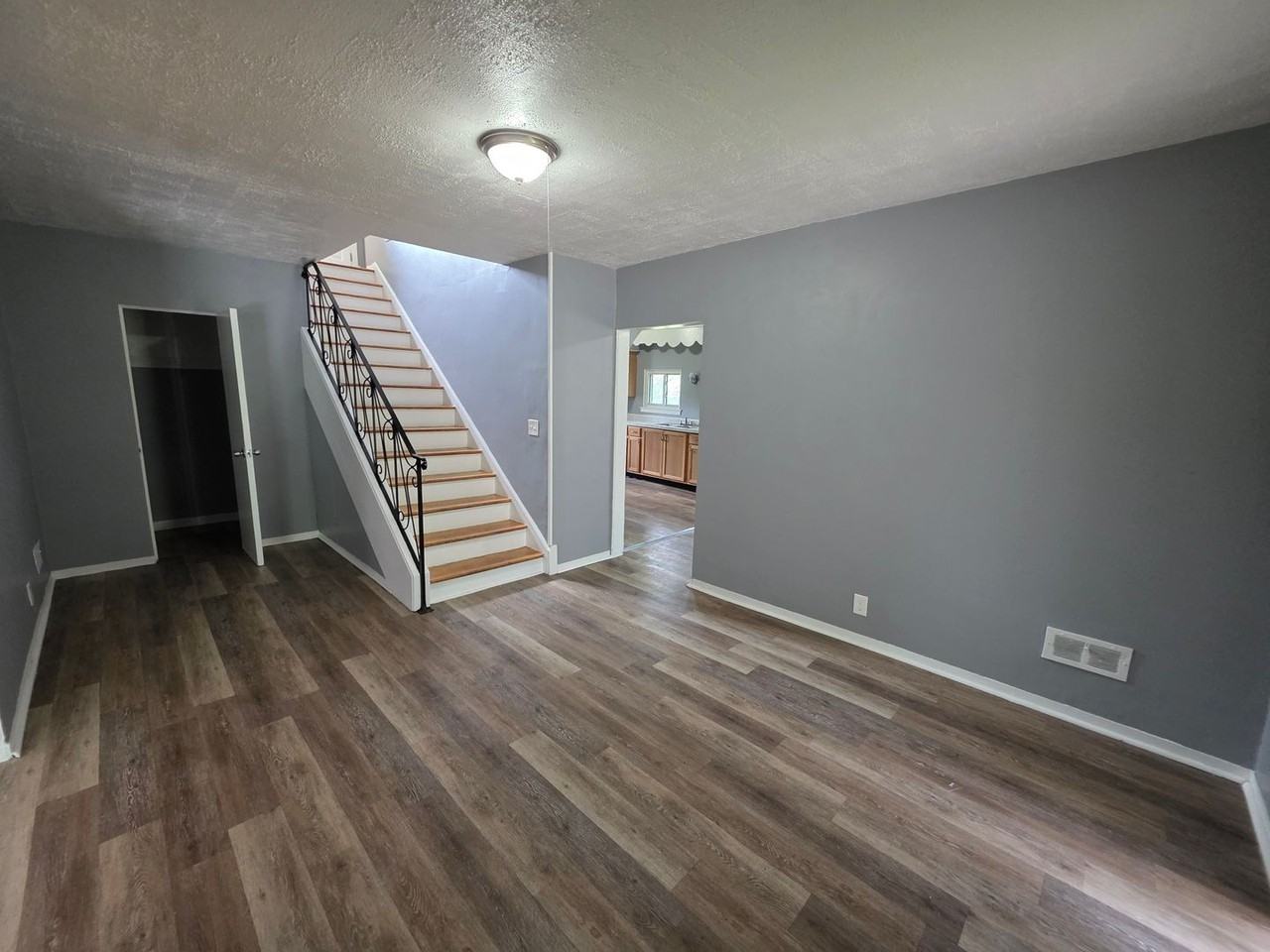 327 Glenwood Ave - Photo 4 of 18