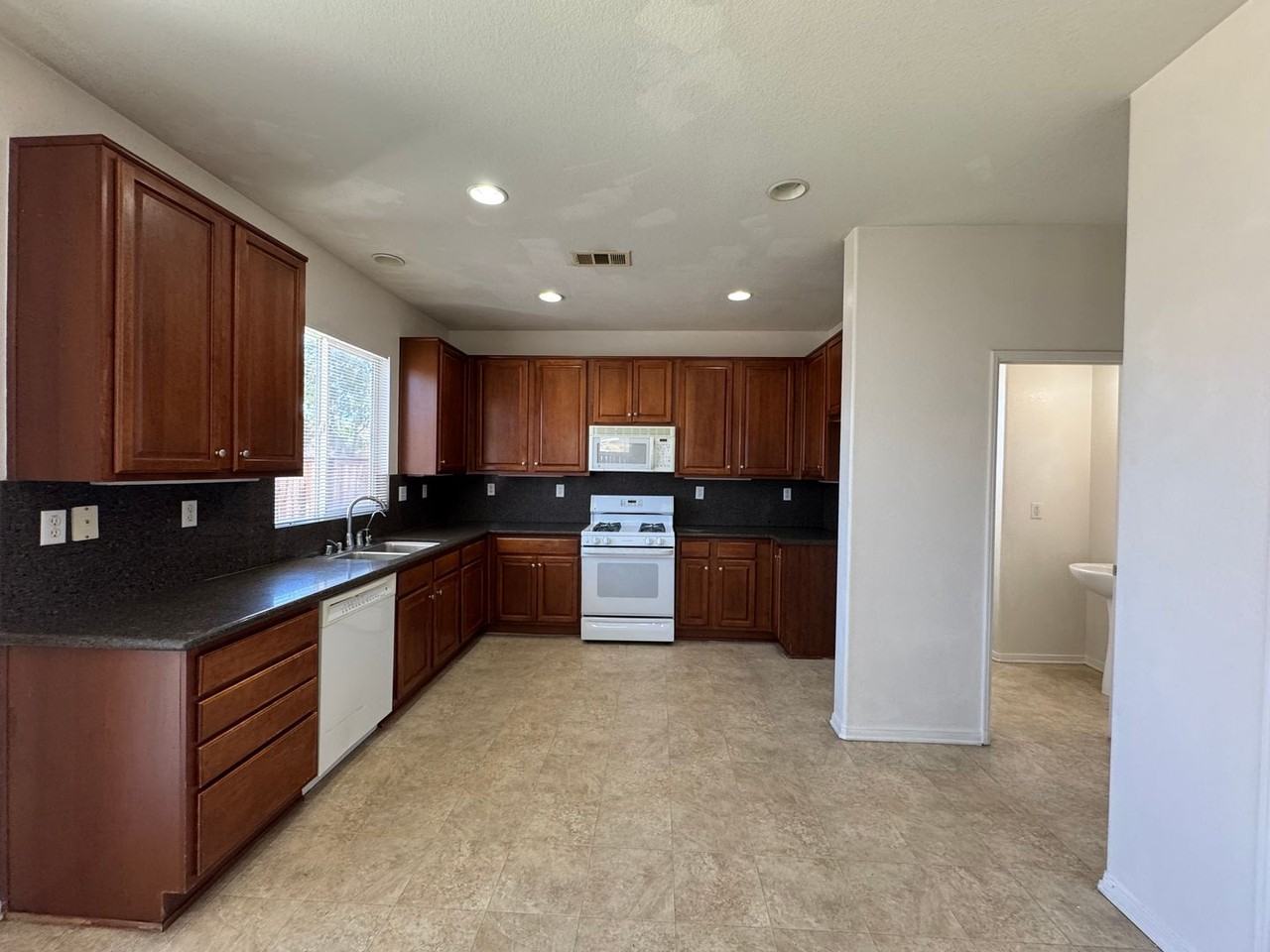 14042 Jockey Ln - Photo 6 of 18