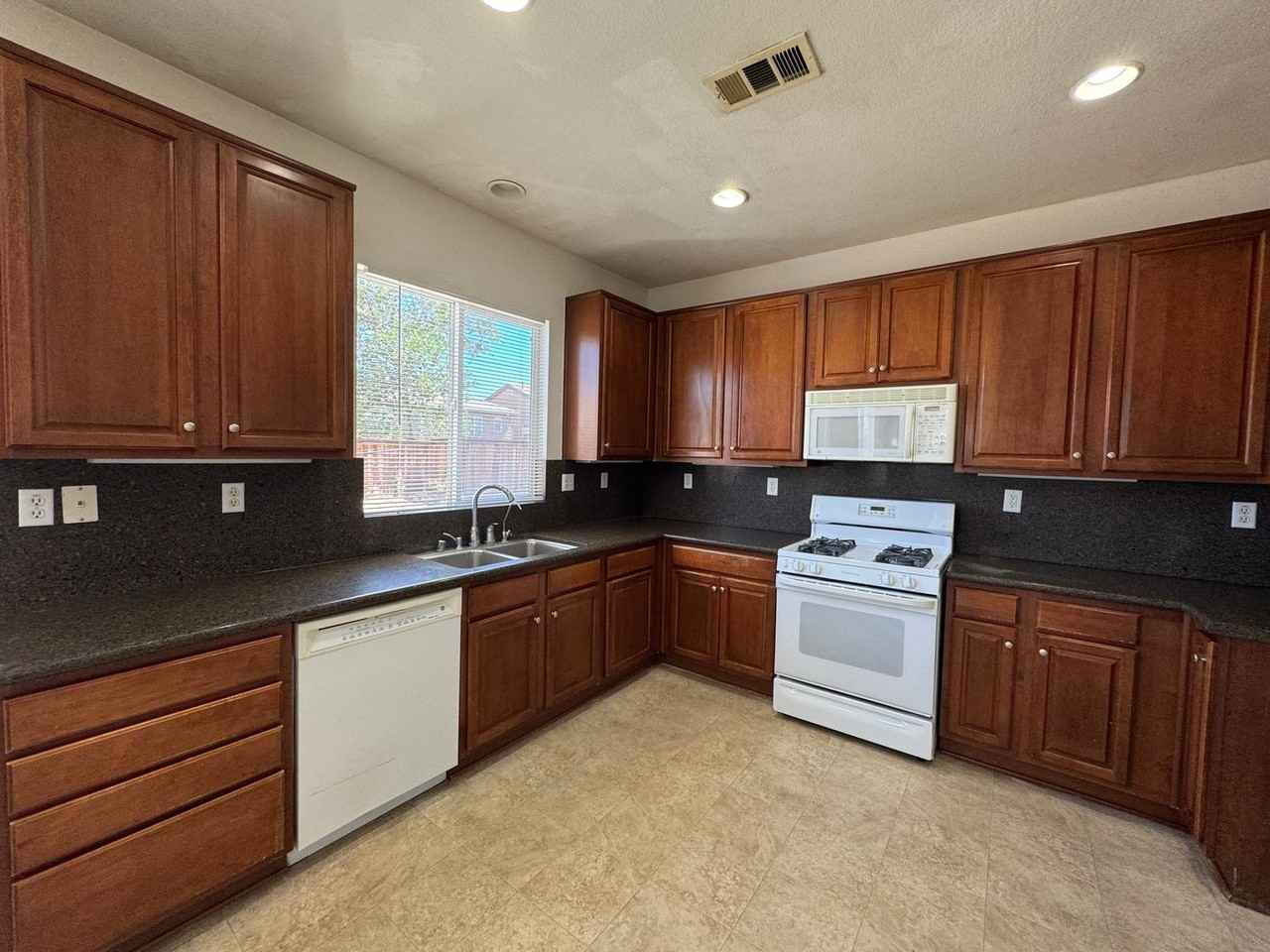14042 Jockey Ln - Photo 7 of 18