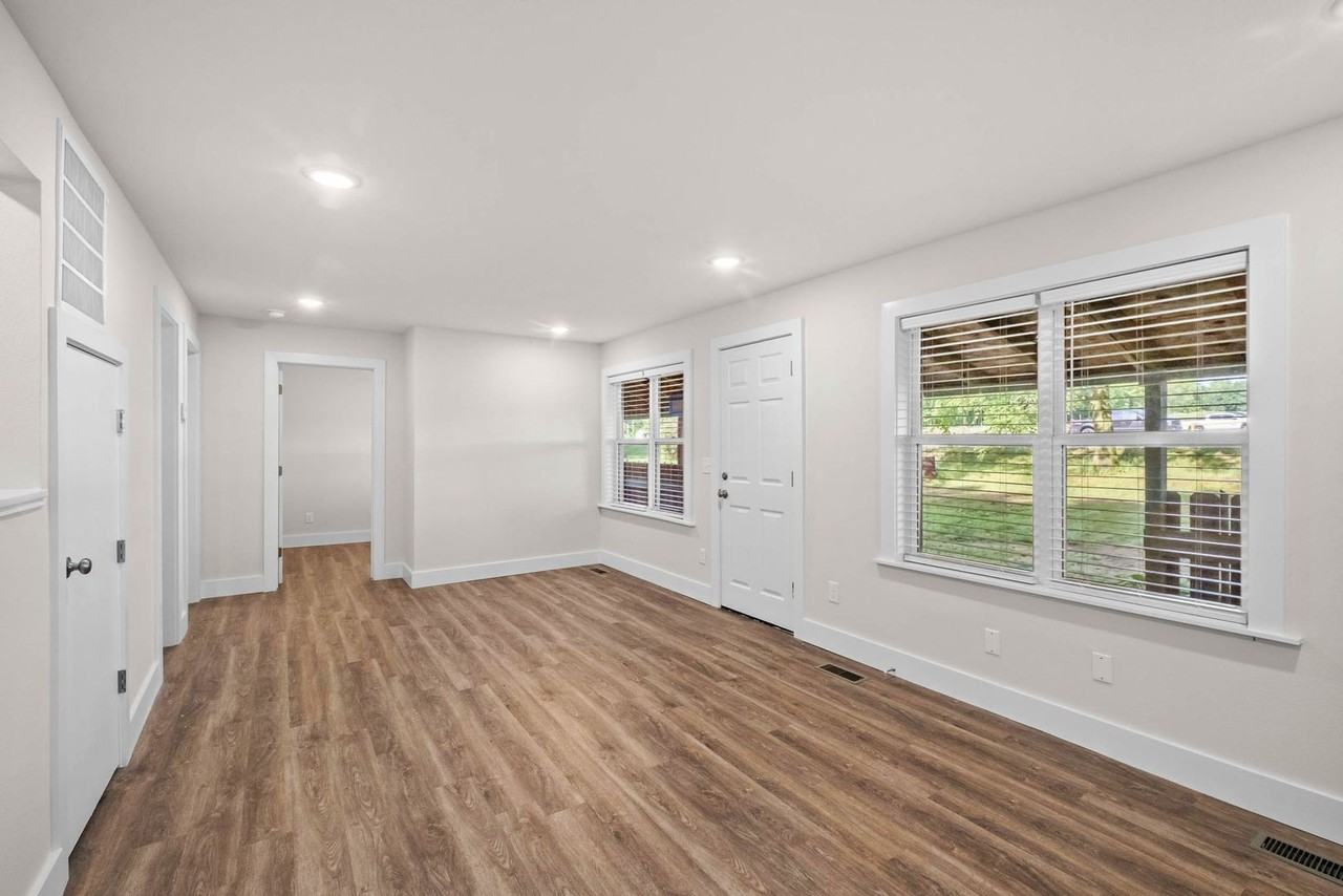 240 S Center St - Photo 5 of 18