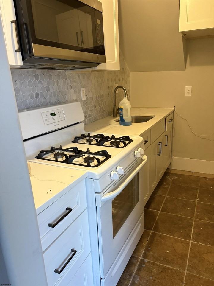 711 Harris Pl - Photo 3 of 8