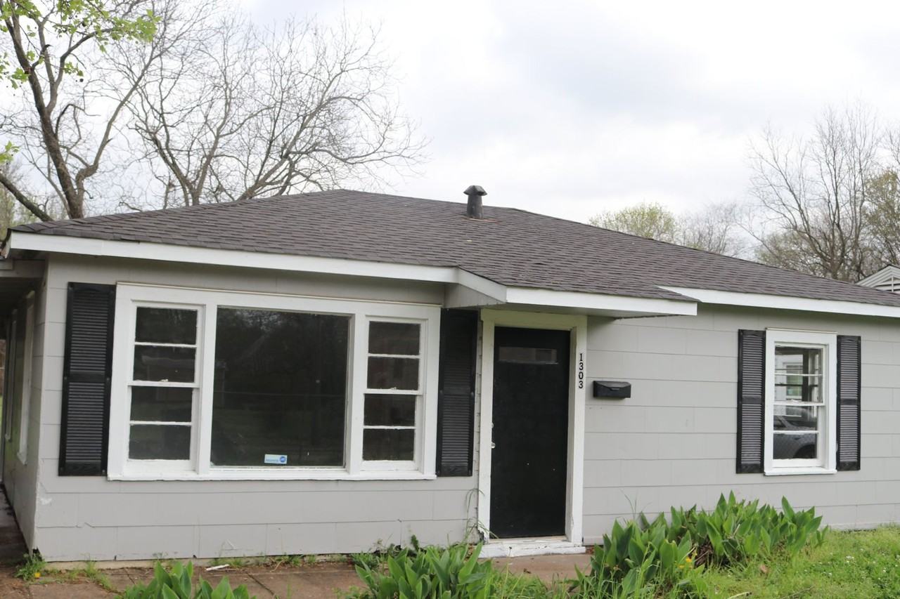 1303 Burchett St - Photo 2 of 13