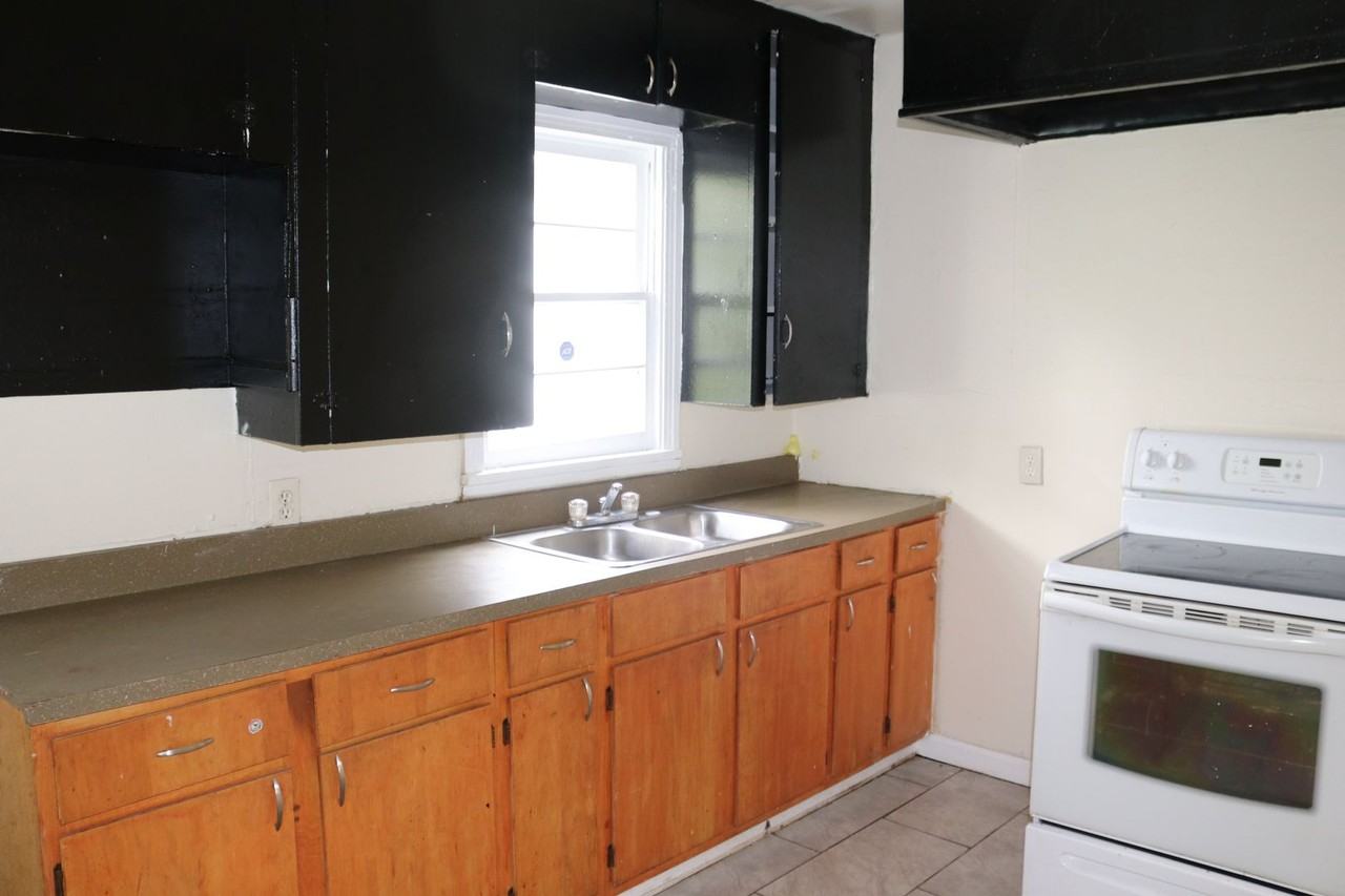 1303 Burchett St - Photo 3 of 13